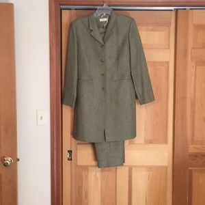 Amanda Smith 2 piece suit